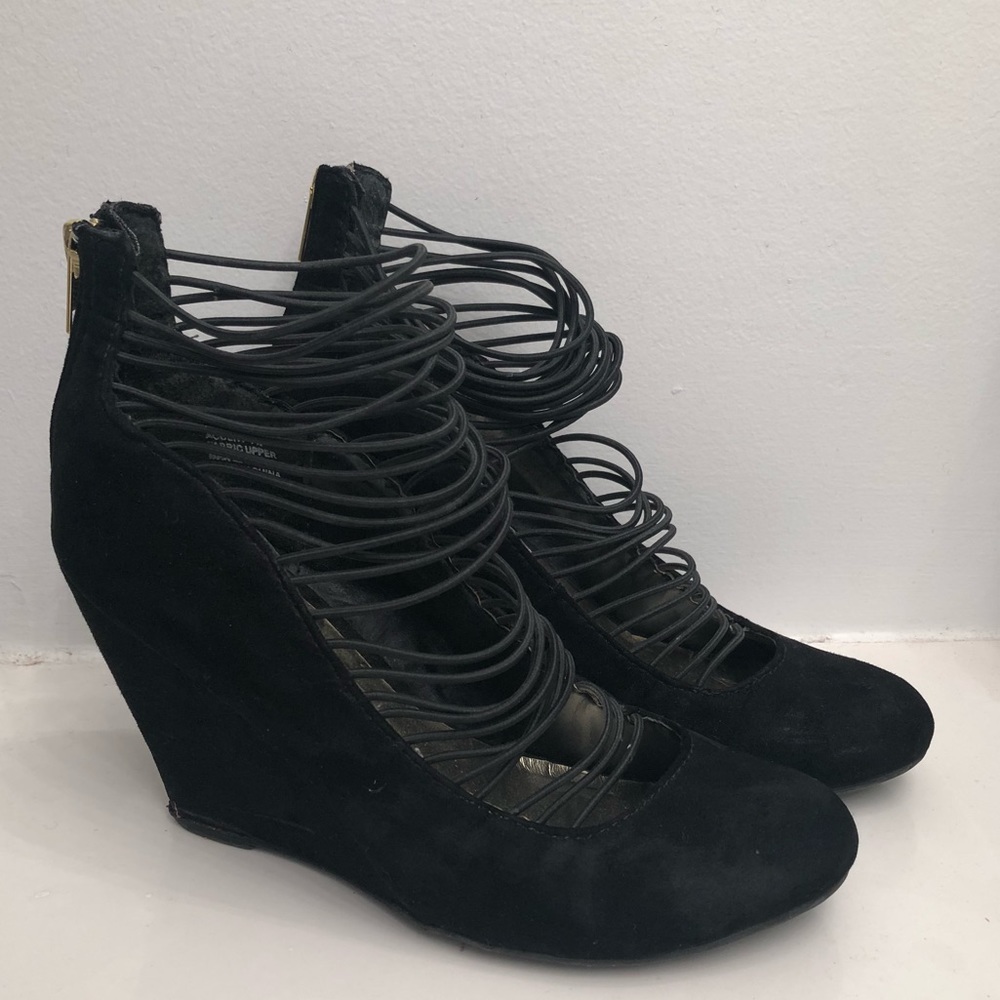 Black suede Wedges